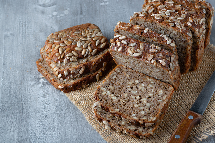 Pan integral con jitomate y aceite de oliva